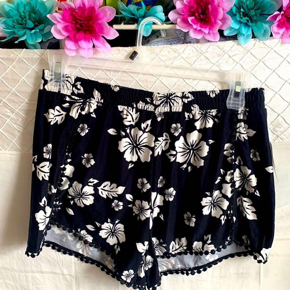 Beautiful short with embroidered hem ideal for summer. Stretchy material